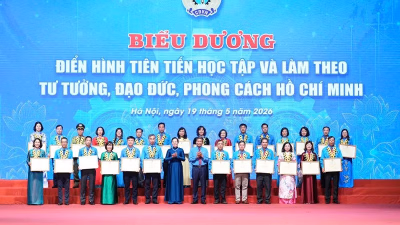 Biểu dương 43 tập thể, 88 cá nhân điển hình tiên tiến trong học tập và làm theo tư tưởng, đạo đức, phong cách Hồ Chí Minh.