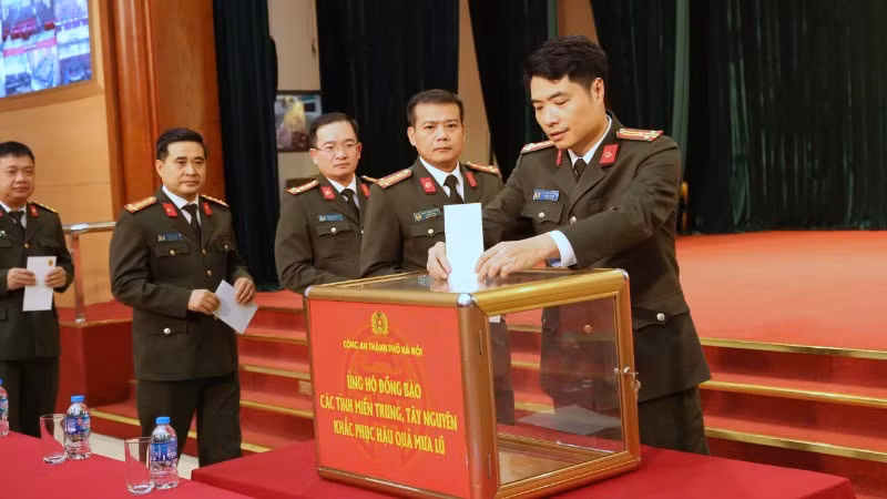 Công an Hà Nội phát động ủng hộ đồng bào miền trung- Tây nguyên bị thiệt hại do mưa lũ.