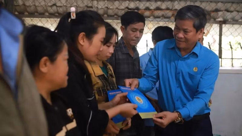 Phó Chủ tịch Tổng Liên đoàn Lao động Việt Nam Huỳnh Thanh Xuân trao hỗ trợ đoàn viên, người lao động bị ảnh hưởng thiên tai.