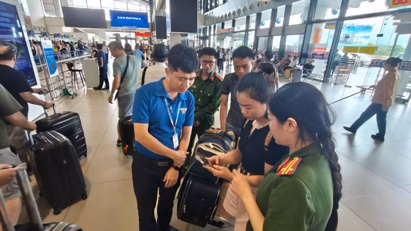Hành khách được lực lượng chức năng hướng dẫn check in online dịch vụ hàng không trực tuyến trên ứng dụng VNeID.
