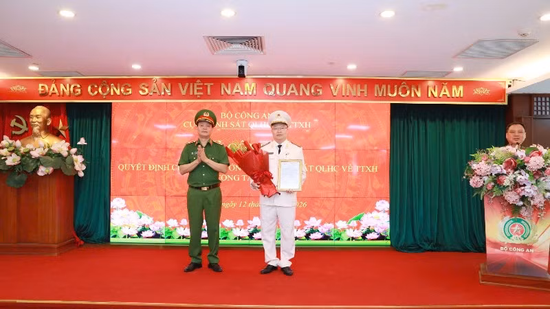 Thiếu tướng Vũ Văn Tấn chúc mừng Thiếu tá Nguyễn Quốc Huy nhận nhiệm vụ.