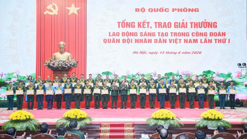 Trao chứng nhận cho 99 công trình được nhận giải thưởng Lao động sáng tạo.