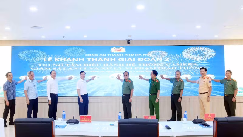 Các đại biểu bấm nút khánh thành Dự án nâng cấp Trung tâm Thông tin chỉ huy và lắp đặt hệ thống camera giám sát.
