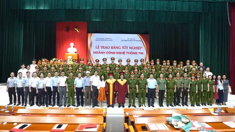 Các đại biểu và 56 học viên tốt nghiệp ngành công nghệ thông tin khóa 68 tại lễ tốt nghiệp.