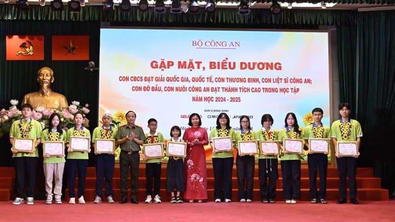 Trung tướng Đặng Hồng Đức và Chủ tịch Hội Liên hiệp phụ nữ Việt Nam Nguyễn Thị Tuyến trao quà, khen thưởng các cháu tham dự chương trình.