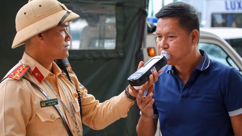 Lực lượng chức năng kiểm tra nồng độ cồn của người điều khiển phương tiện giao thông.