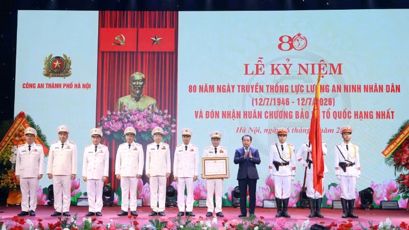 Bí thư thành ủy Hà Nội Trần Đức Thắng trao Huân chương Bảo vệ Tổ quốc hạng nhất tặng Công an Hà Nội.