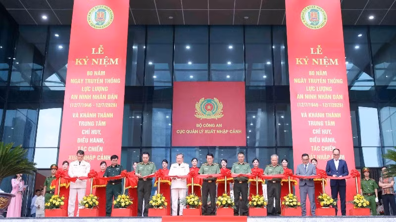 Các đại biểu cắt băng khánh thành công trình Trung tâm Chỉ huy, điều hành, tác chiến xuất nhập cảnh.