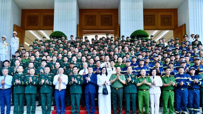 Thủ tướng Chính phủ Lê Minh Hưng chụp ảnh cùng Đoàn công tác.