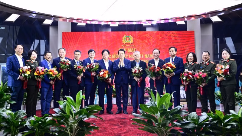 Bộ trưởng Lương Tam Quang tặng hoa chúc mừng lãnh đạo Bộ Y tế, các giáo sư, bác sĩ nhân Ngày Thầy thuốc Việt Nam. 