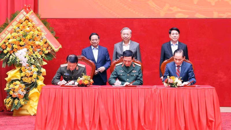 Tổng Bí thư Tô Lâm, Chủ tịch nước Lương Cường, Thủ tướng Chính phủ Phạm Minh Chính chứng kiến lễ ký Quy chế phối hợp.