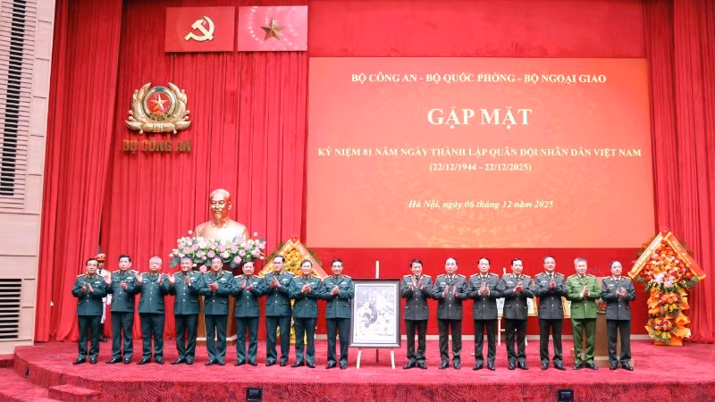 gen-h-z7299349696344-df35901d6a13782b14677687ad12fb39-2347.jpg