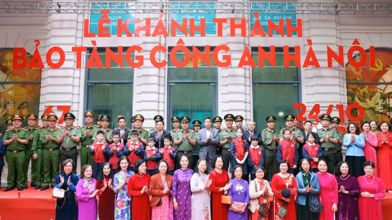 Đại diện lãnh đạo thành phố Hà Nội, đông đảo các tầng lớp nhân dân và học sinh Thủ đô dự lễ khánh thành.