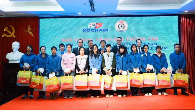 Tặng quà hỗ trợ đoàn viên, người lao động có hoàn cảnh khó khăn trong doanh nghiệp Hàn Quốc.