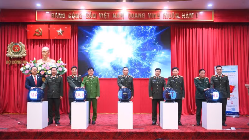 Các đại biểu thực hiện nghi thức ra mắt Trung tâm thông tin chỉ huy kết nối hệ thống truyền tin, báo sự cố phòng cháy, chữa cháy.