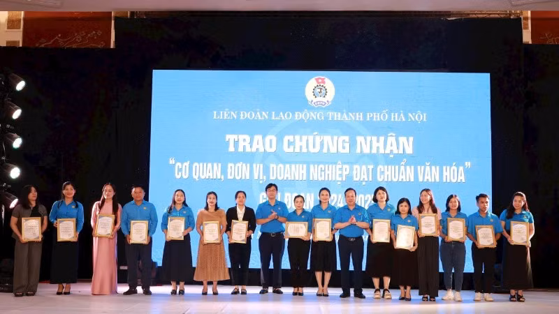 Trao giấy chứng nhận cho 40 cơ quan đơn vị đạt chuẩn văn hóa giai đoạn 2024-2025.