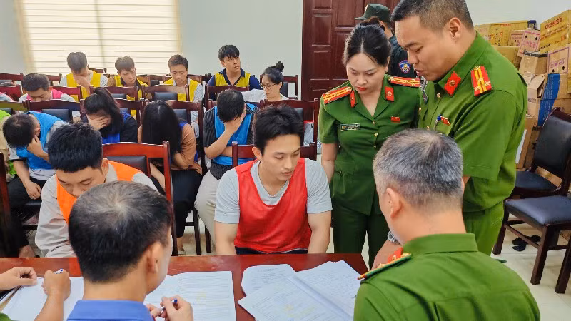Lực lượng chức năng lấy lời khai các đối tượng liên quan.