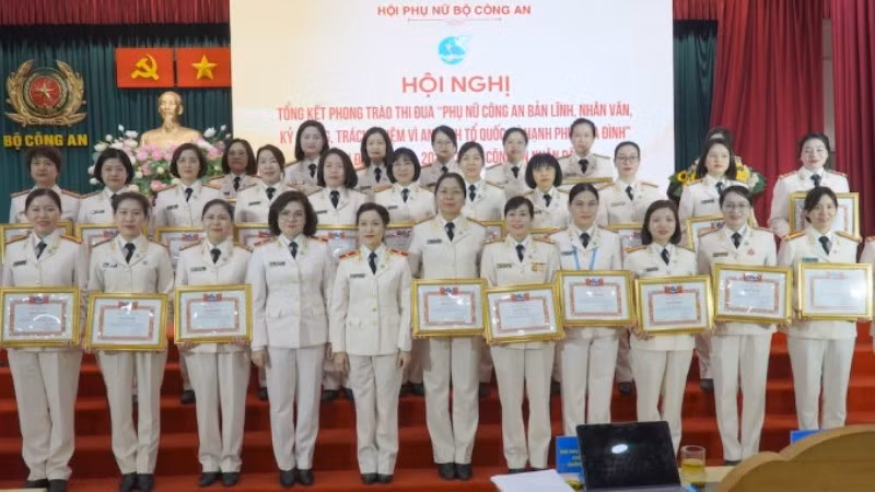 Thiếu tướng Ngô Hoài Thu và Thiếu tướng Nguyễn Thúy Quỳnh trao Bằng khen tặng các tập thể đạt thành tích xuất sắc trong phong trào thi đua giai đoạn 2022-2025.