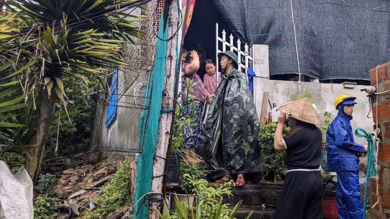 Cán bộ, chiến sĩ đến từng nhà dân đón bà con đi tránh, trú bão số 13.