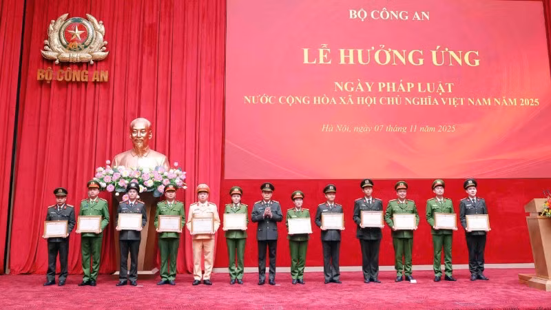 Trao giải “Tìm hiểu Luật Dữ liệu trong Công an nhân dân”.