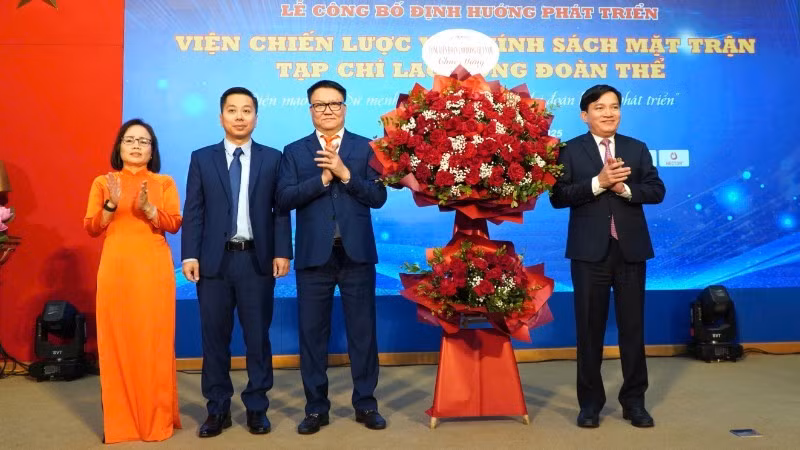 Lãnh đạo Tổng Liên đoàn Lao động Việt Nam tặng hoa chúc mừng Viện Chiến lược và Chính sách Mặt trận.