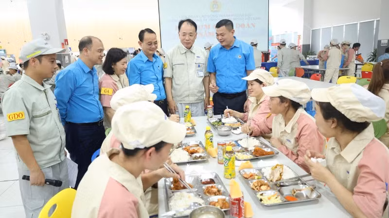 Bữa cơm công đoàn.