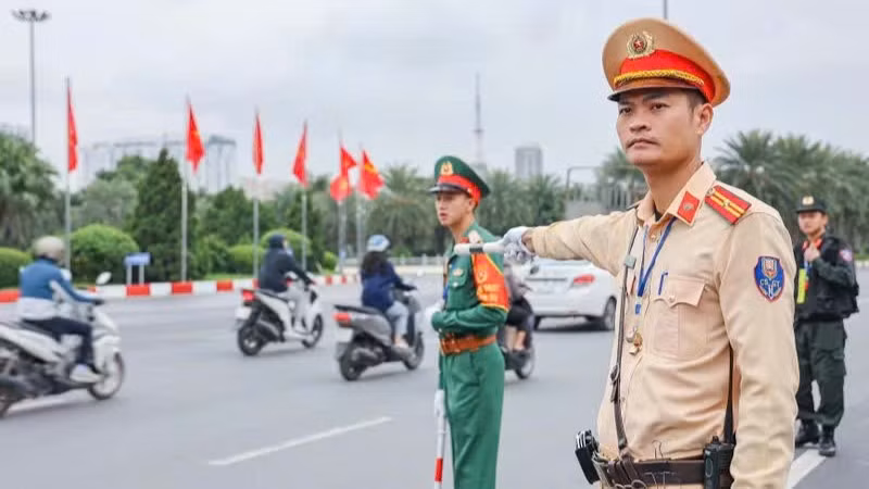 Công an Hà Nội bảo đảm trật tự an toàn giao thông tại khu vực Trung tâm hội nghị Quốc gia.