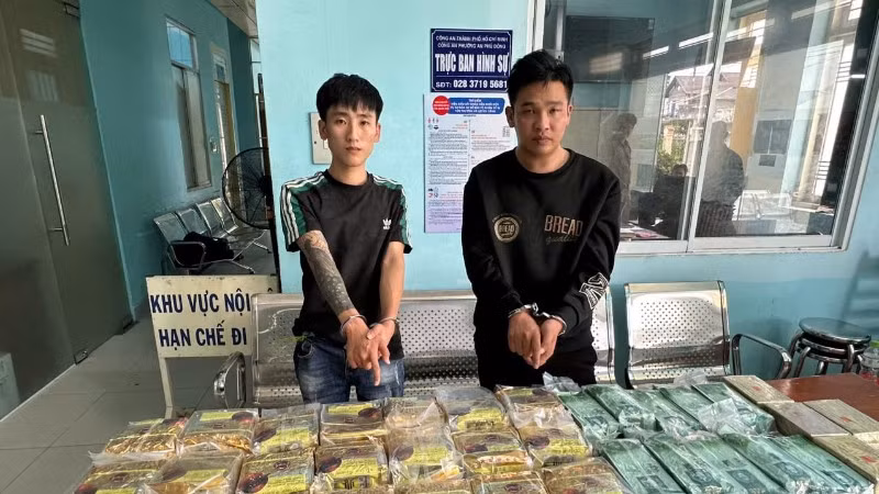 Một số đối tượng trong đường dây và tang vật thu giữ.