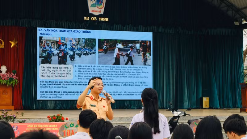 Lực lượng Cảnh sát giao thông tuyên truyền, giáo dục pháp luật về trật tự, an toàn giao thông tại các trường trung học phổ thông trên địa bàn tỉnh Thái Nguyên.
