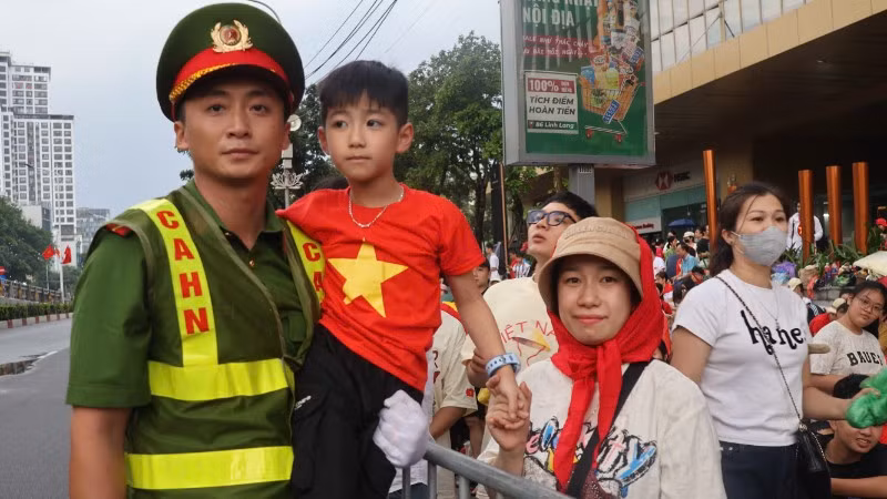Hình ảnh đẹp của lực lượng Công an Thủ đô trong sự kiện A80. (Ảnh: MINH NHUẦN)