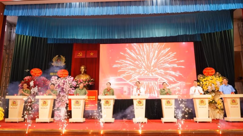 Các đại biểu thực hiện nghi thức khai bút tại Trường Văn hóa Công an nhân dân I tại Thái Nguyên.