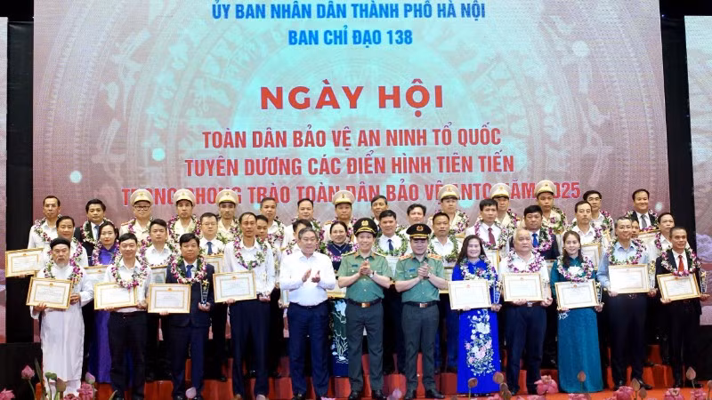 Tuyên dương các điển hình tiên tiến trong phong trào toàn dân bảo vệ an ninh Tổ quốc của thành phố Hà Nội.