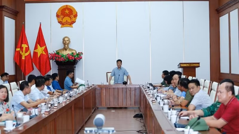 Đồng chí Lê Ngọc Châu - Phó Bí thư Thành ủy, Chủ tịch Ủy ban nhân dân thành phố Hải Phòng chủ trì cuộc họp (phiên họp lúc 20 giờ).