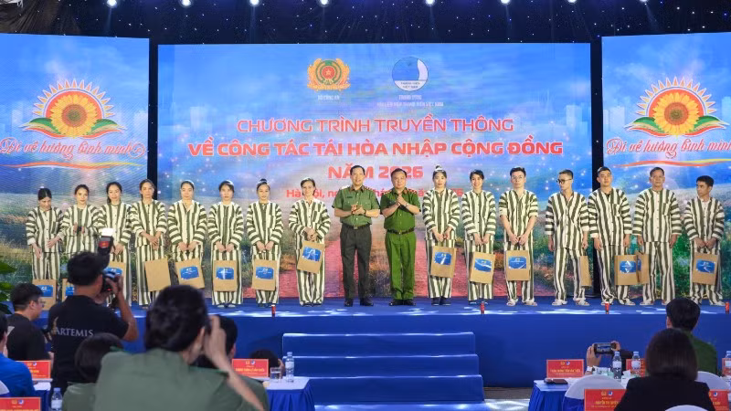 Thượng tướng Lê Văn Tuyến và Trung tướng Trần Văn Thiện trao quà cho các phạm nhân có thành tích cải tạo tốt.