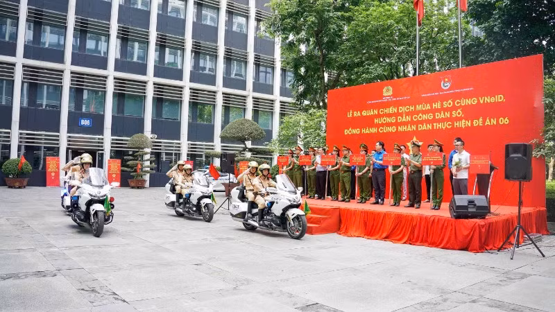 Ra quân hưởng ứng "Chiến dịch Mùa hè số cùng VNeID".