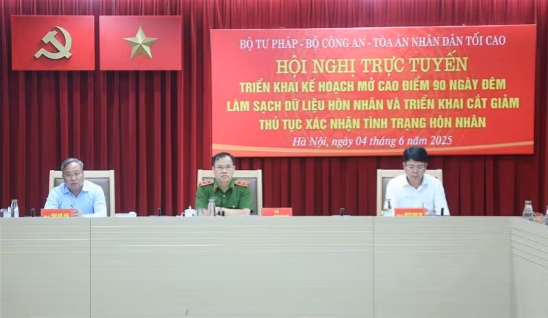 Các đồng chí chủ trì Hội nghị.