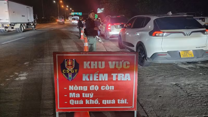 Toàn lực lượng Cảnh sát giao thông tập trung lực lượng xử lý vi phạm nồng độ cồn trong một khung giờ.