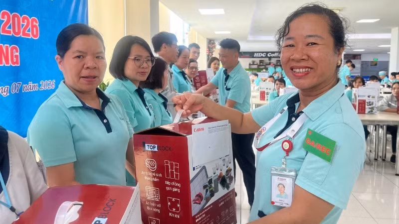 Niềm vui của công nhân Công ty TNHH Canon Việt Nam trong "Bữa cơm Công đoàn".