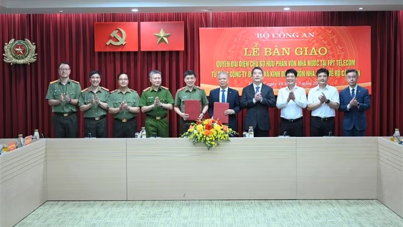 Đại diện Bộ Công an và SCIC ký kết biên bản bàn giao.