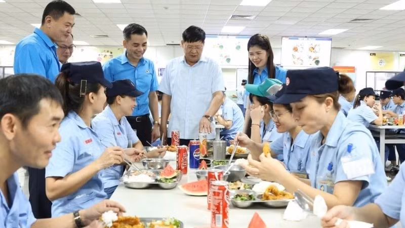 Lãnh đạo Tổng Liên đoàn Lao động Việt Nam, Liên đoàn Lao động thành phố Hà Nội dự "Bữa cơm công đoàn" tại Công ty trách nhiệm hữu hạn Yamaha Motor.
