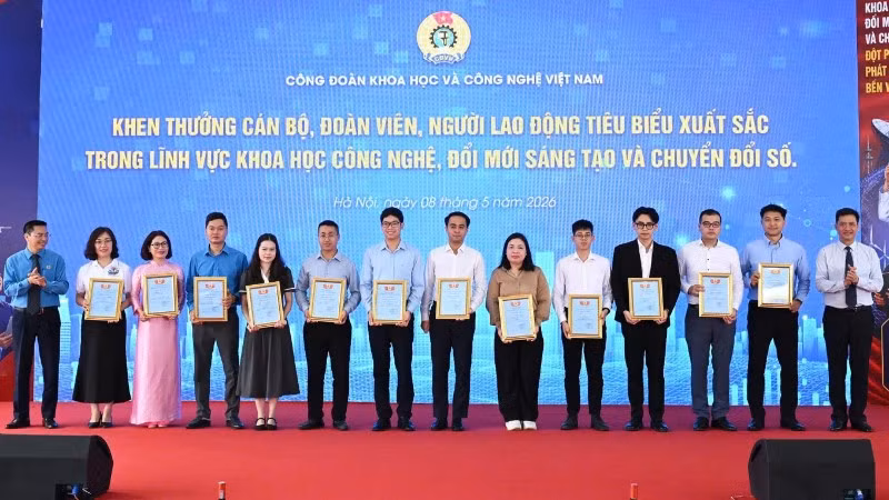 Đồng chí Phạm Quang Hưởng trao khen thưởng cán bộ, đoàn viên, người lao động tiêu biểu xuất sắc trong lĩnh vực khoa học, công nghệ, đổi mới sáng tạo và chuyển đổi số.