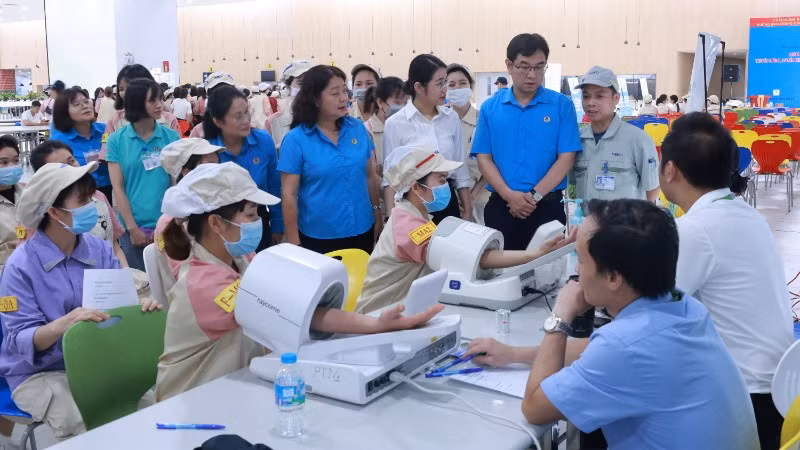 Các cấp công đoàn Thủ đô đặc biệt coi trọng công tác chăm sóc sức khỏe cho đoàn viên, người lao động.