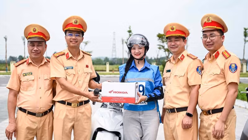 Cục Cảnh sát giao thông trao tặng mũ bảo hiểm đạt chuẩn cho thí sinh xuất sắc tại phần thi sa hình thực tế.