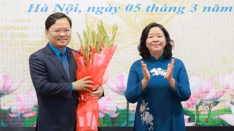 Đồng chí Bùi Thị Minh Hoài tặng hoa chúc mừng tân Chủ tịch Tổng Liên đoàn Lao động Việt Nam Nguyễn Anh Tuấn.