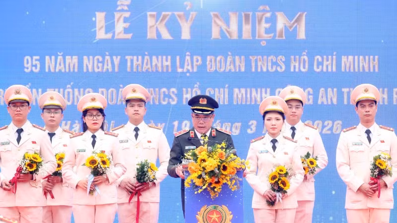 Tuyên dương 10 gương mặt trẻ xuất sắc tiêu biểu Công an thành phố Hà Nội.
