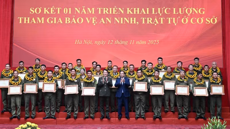 Thủ tướng Chính phủ Phạm Minh Chính và Bộ trưởng Lương Tam Quang đã trao thưởng 70 tập thể, cá nhân có thành tích xuất sắc.