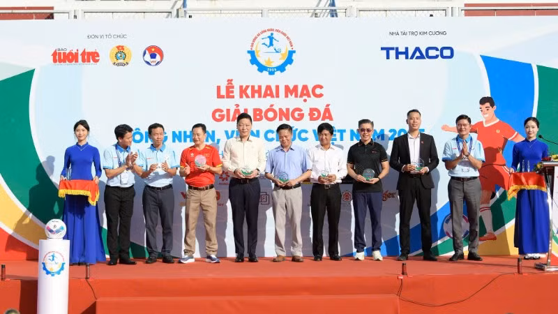 Ban tổ chức trao kỷ niệm chương tri ân đến các nhà tài trợ và đơn vị đồng hành cùng mùa giải.
