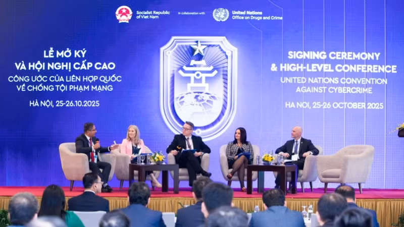 Các đại biểu tham dự tọa đàm cấp cao trong khuôn khổ Lễ mở ký Công ước của Liên Hợp Quốc về chống tội phạm mạng.