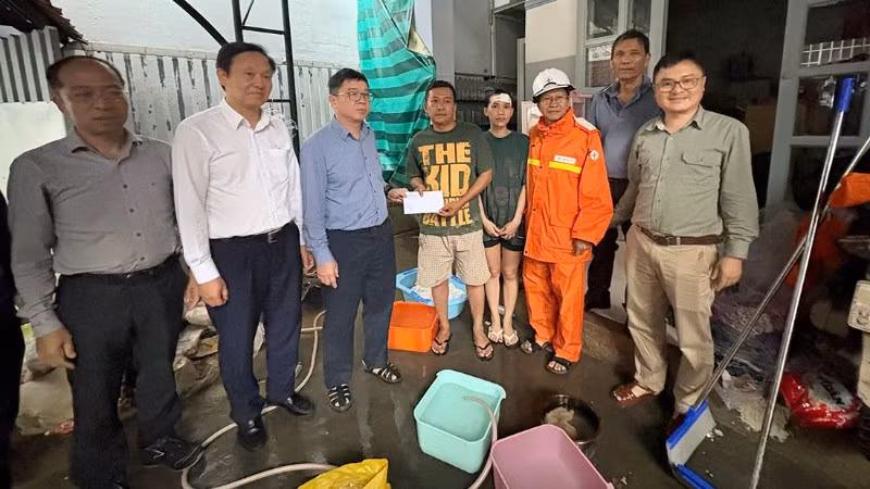 Lãnh đạo Tổng Công ty Truyền tải điện Quốc gia thăm hỏi, tặng quà động viên người lao động thuộc Công ty Truyền tải điện 3 tại Khánh Hòa bị ảnh hưởng bởi thiên tai.