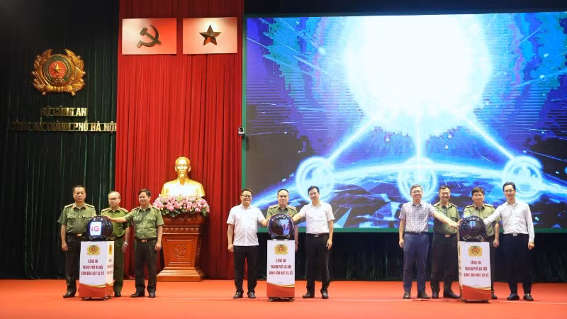 Các đại biểu thực hiện nghi thức phát động phong trào "Bình dân học vụ số".